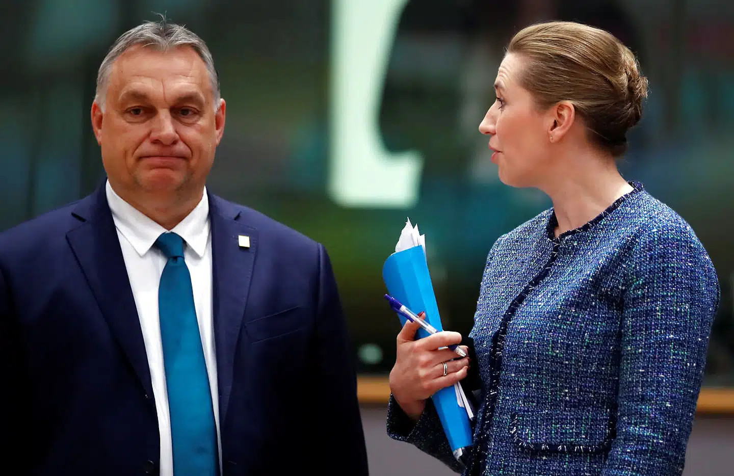Statsminister Mette Frederiksen (S) mødte i slutningen af februar den ungarske premierminister, Viktor Orbán, til et budgetforhandlingsmøde i Bruxelles. En måned senere får en opsigtsvækkende lov nu de Konservative til at kræve Orbán smidt ud af den største gruppe i Europa-Parlamentet.