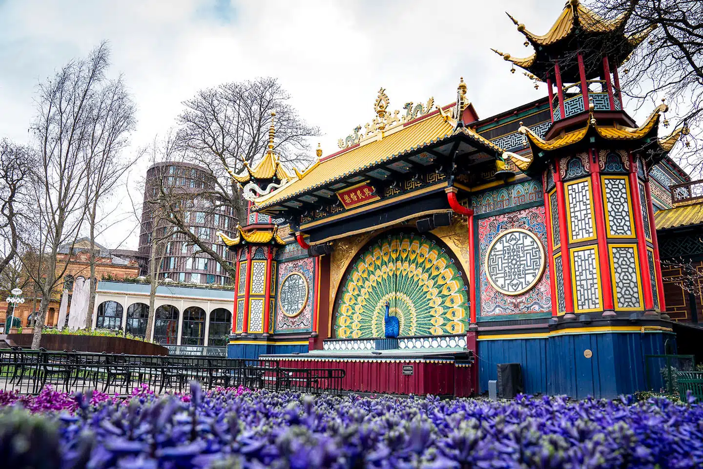 Tivoli skulle have åbnet 2. april, men må foreløbig holde lukket frem til 15. maj. Alt er forårsklar med blomster og nymalede boder, men udover nogle få ansatte, er der ingen mennesker i haven.