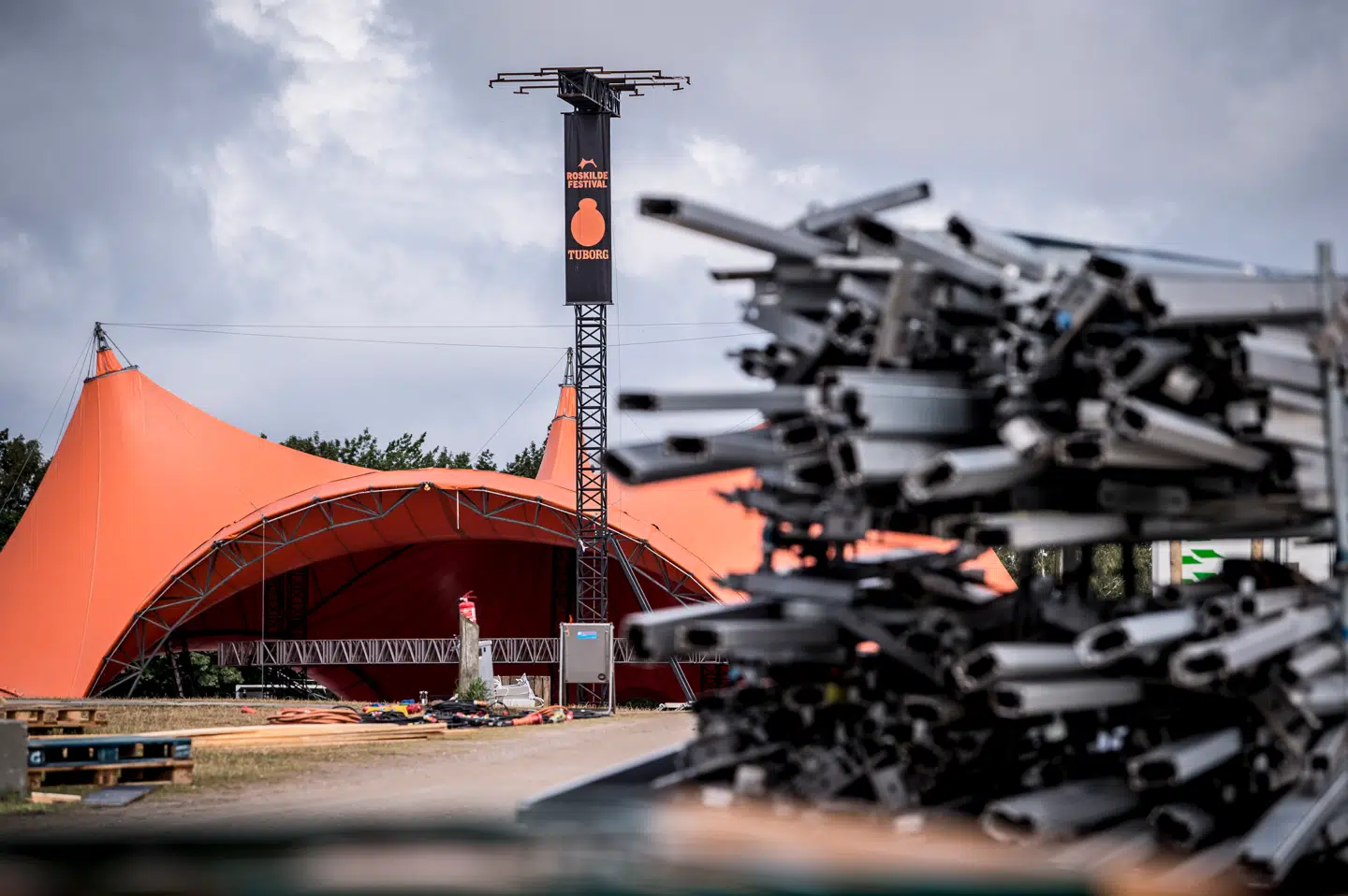 Statsminister Mette Frederiksen aflyste ved et pressemøde mandag alle sommerens festivaler. Det gælder blandt andet Roskilde Festival, der skulle have holdt 50 års jubilæum, og Copenhell.