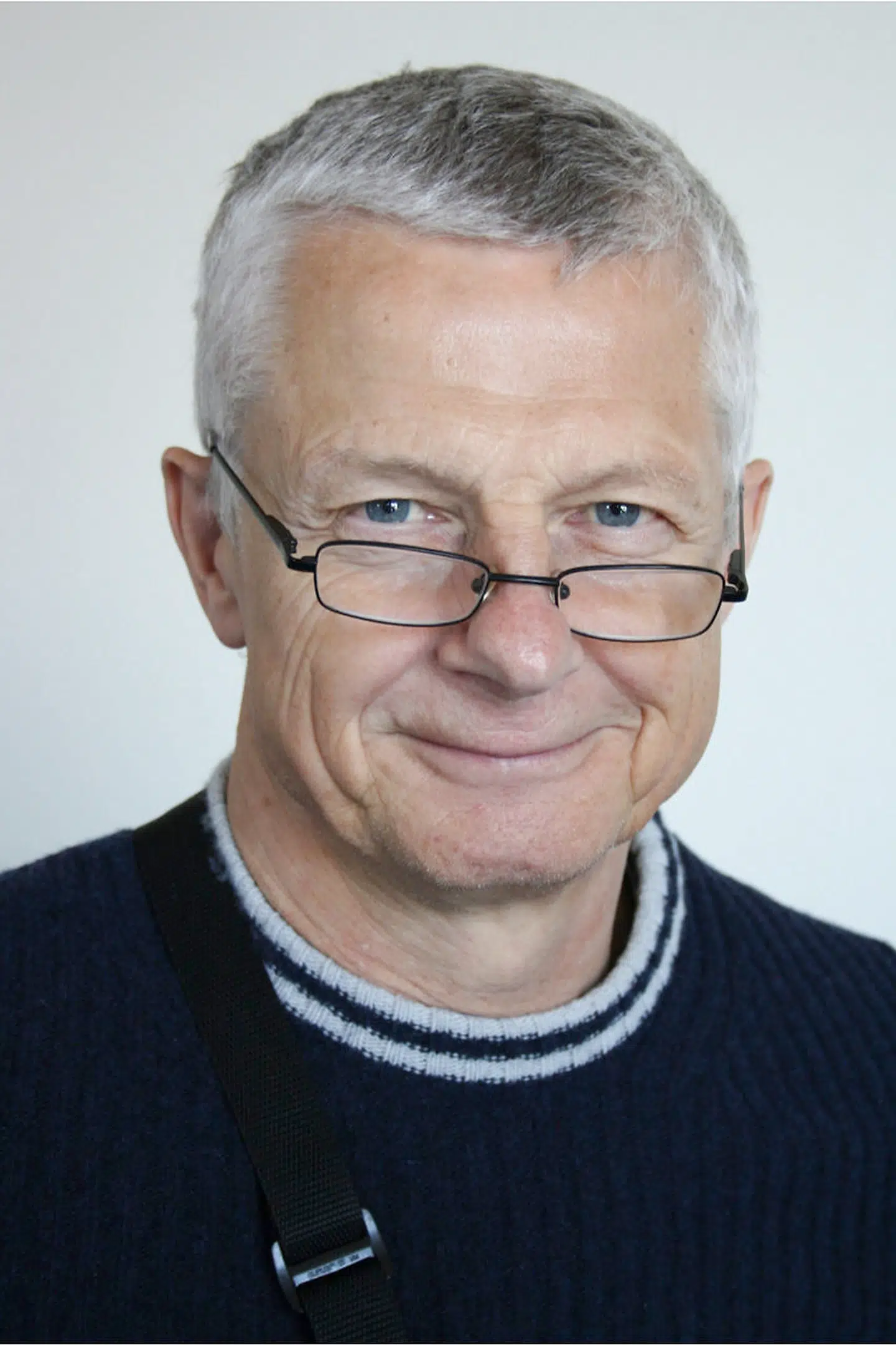 Overlæge og professor Jan Gerstof fra Rigshospitalet har modtoget stor anerkendelse for sin hiv-virusforskning og er med til at håndtere coronakrisen på Rigshospitalet. Han siger, at det er meget veletableret, at den ny coronavirus kan smitte, selv om folk ikke har symptomer. Netop nu er det vigtigt, at myndighedernes kommunikation er præcis, tilføjer han.