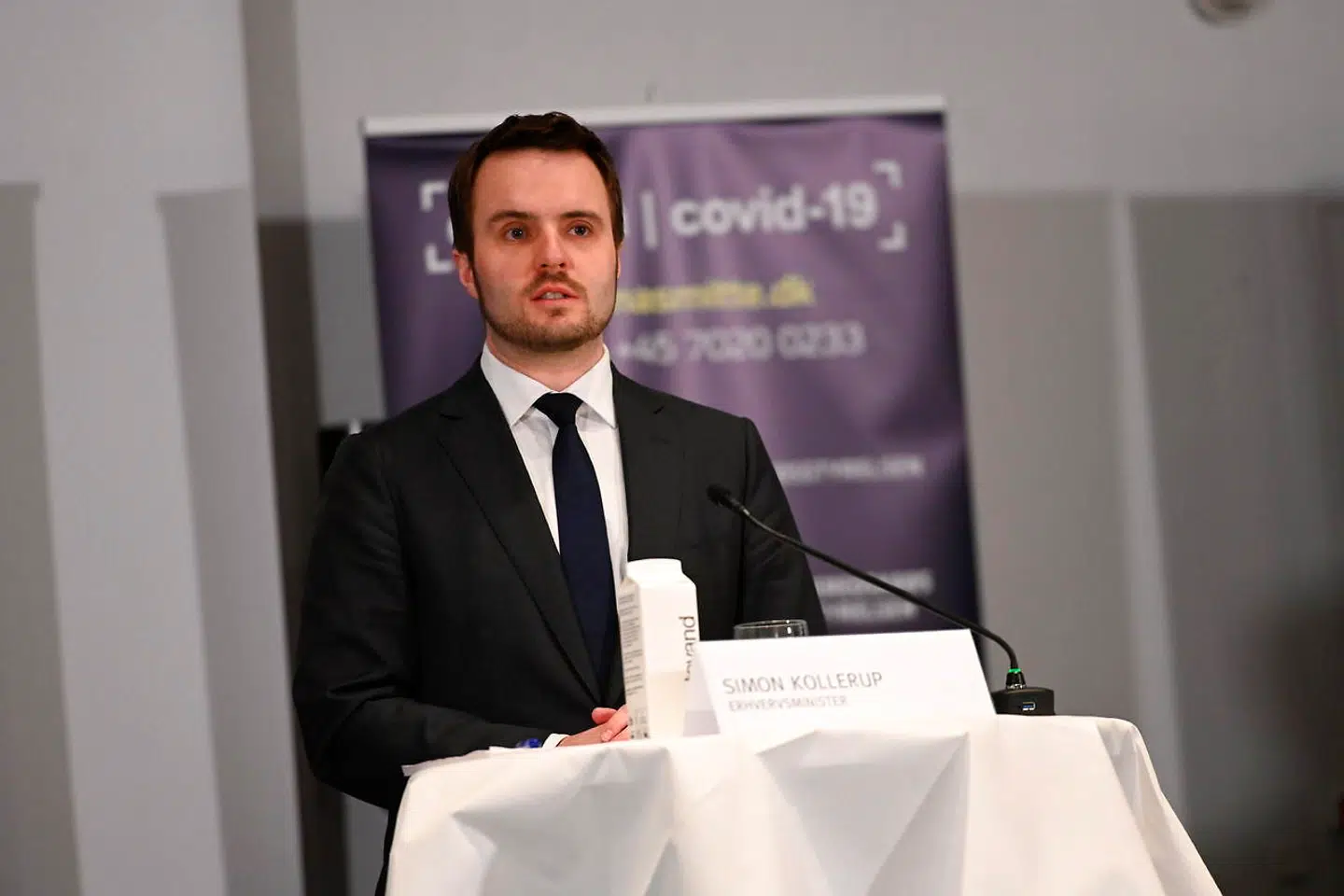 »Der er ikke nogen tvivl om, at det i nogle tilfælde kan være svært at arbejde hjemmefra. For disse personer er det relevant, at de igen kan komme fysisk på arbejde,« siger erhvervsminister Simon Kollerup.