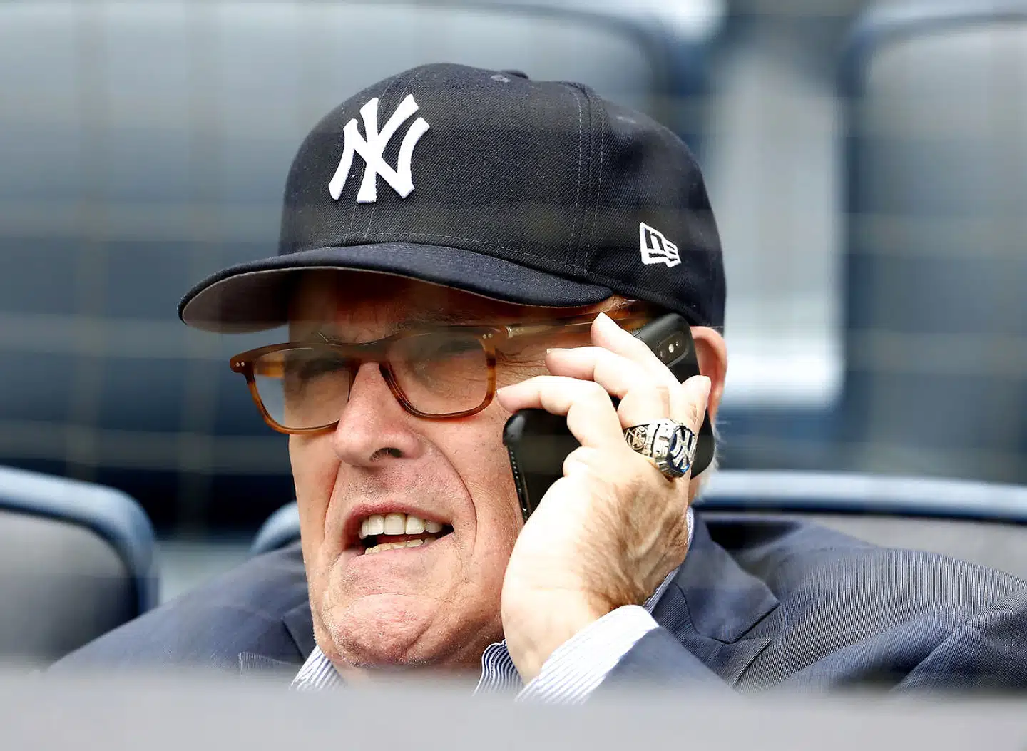 Rudy Giuliani, tidligere borgmester i New York og i dag Donald Trumps advokat, jagter på vegne af præsidenten på ny snavs på Joe Biden, der efter alt at dømme bliver Demokraternes præsidentkandidat. Nu hævder Giuliani, at Biden og hans søn Hunter har optrådt på korrupt vis i udlandet og har »stjålet gennem 30 år«. Anklagen er udokumenteret og følger i kølvandet på lignende udokumenterede anklager omkring Bidens optræden i Ukraine.