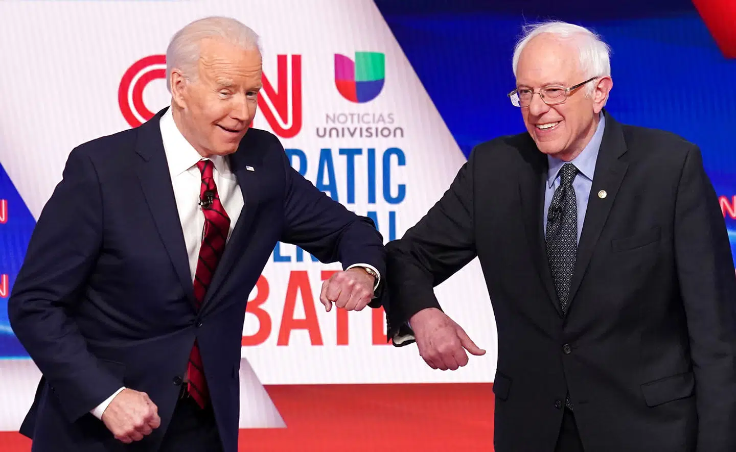 Joe Biden har i dag forskanset sig i sit hjem i Delaware på grund af coronakrisen. Her er han under sin seneste TV-valgdebat med senator Bernie Sanders, hvor de hilste ved at give albue.