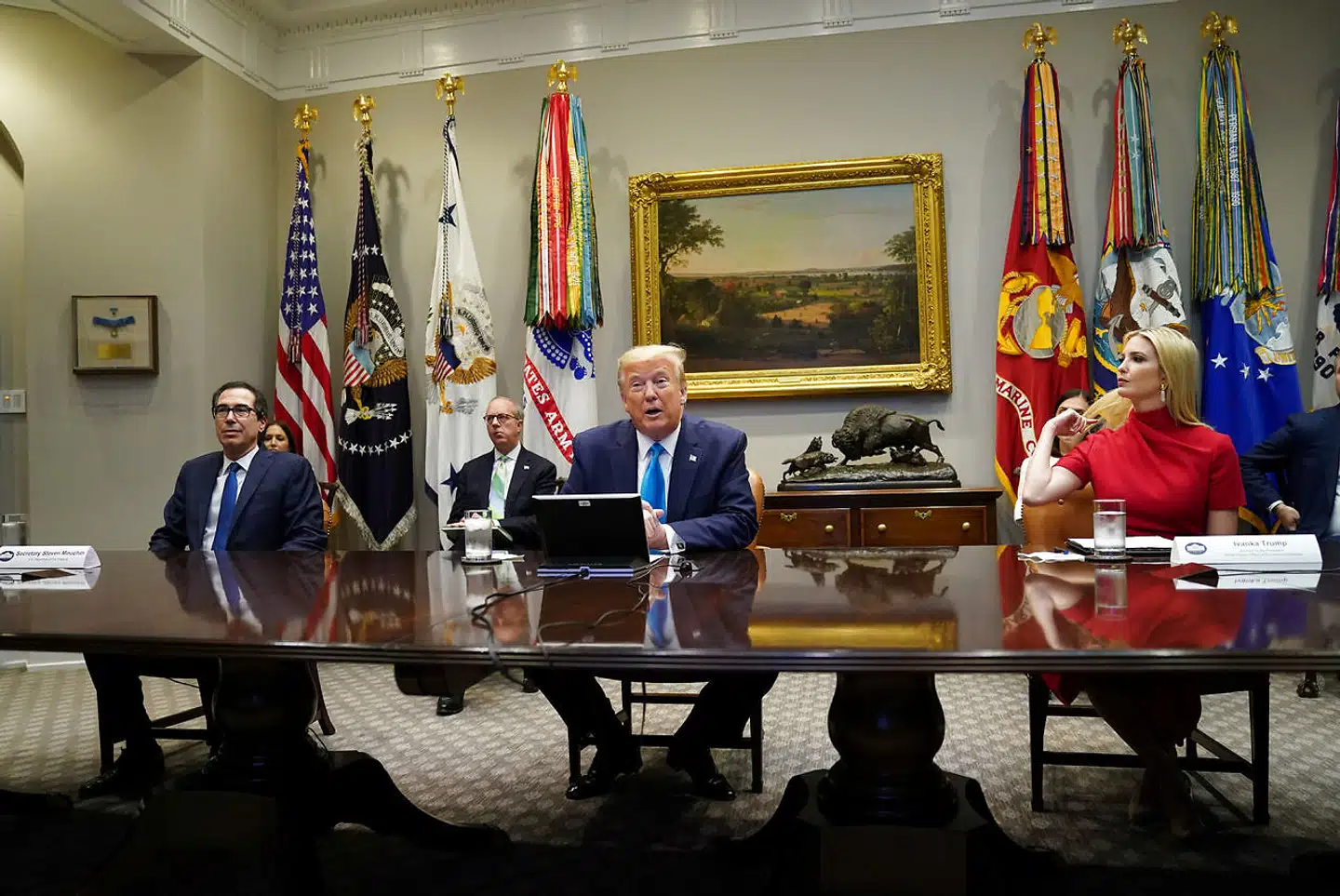 Præsident Donald Trump flankeret af sin finansminister, Steven Mnuchin, og sin datter og rådgiver, Ivanka Trump, under en virtuel begivenhed afholdt i The Roosevelt Room i Det Hvide Hus tirsdag.