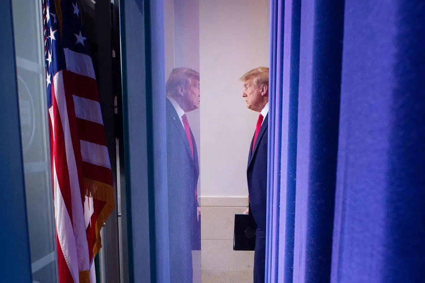 Præsident Donald Trump får kraftig kritik fra demokratiske toppolitikere efter fyring af chefen for det kontor, der skal føre tilsyn med coronaindsatsen og de 2300 milliarder dollar, der er givet for at afhjælpe krisen. Mandel Ngan/Ritzau Scanpix