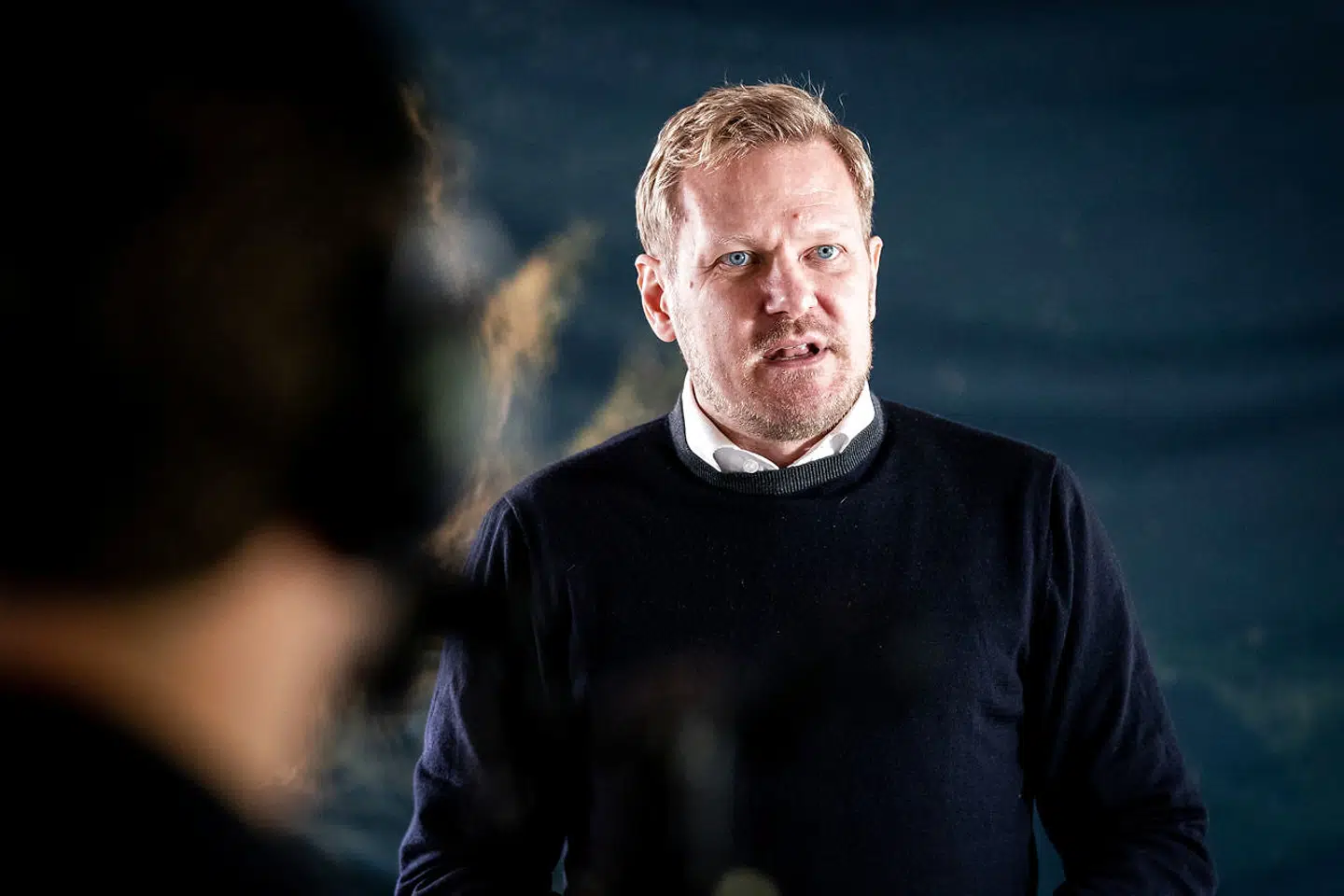 »Det føles som en fest, der bliver afbrudt i utide. Men der er mange, der bringer meget større ofre end os, og selvfølgelig skal vi være med til at løfte vores ansvar,« siger teaterchef Kasper Holten, der forudser, at Det Kongelige Teater får et underskud på 55 millioner kroner.