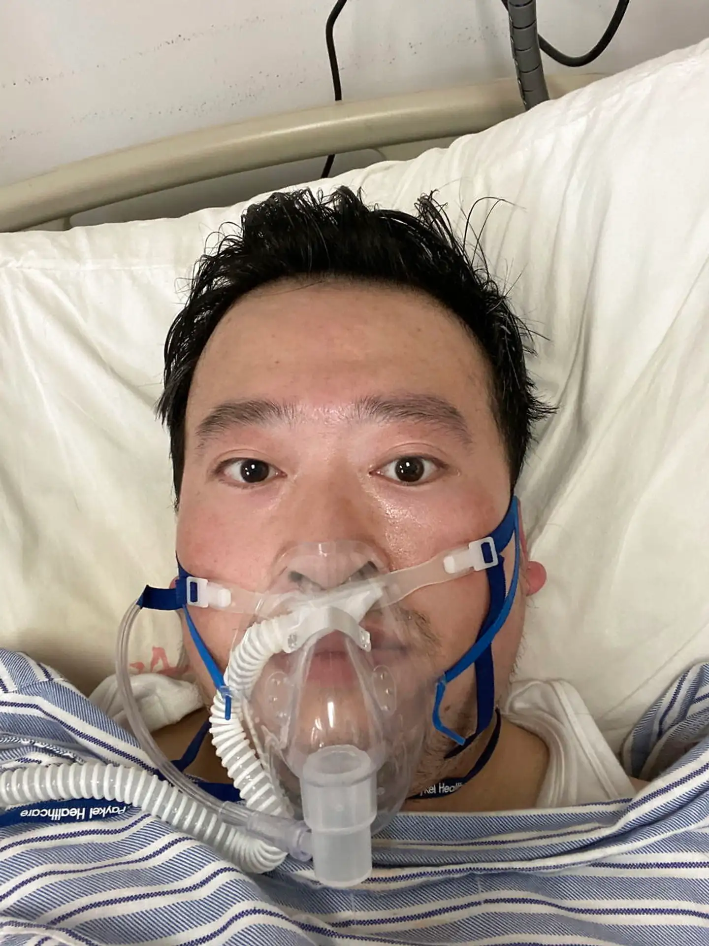 Den 33-årige kinesiske læge Li Wenliang vil gå over i historien som en global folkehelt. Han døde 6. februar af den selvsamme sygdom, han som den første i verden advarede mennesker imod. Og han blev endda indledningsvist straffet for det.
