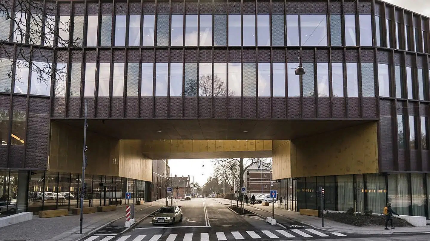 Den ølfarvede port, der fører ind til J.C. Jacobsens Gade, skal fungere som billedelement, men figuren er allerede fortærsket, og overordnet dominerer den afvisende facade bygningens udtryk.