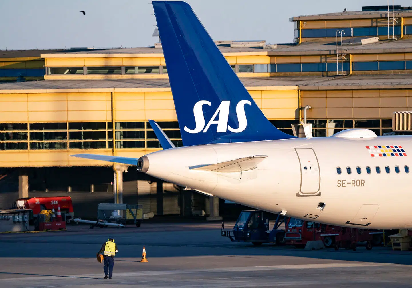 SAS er hårdt ramt af coronakrisen. Størstedelen af medarbejderne er sendt hjem, de fleste fly står på jorden, og selskabet har nu indstillet alt billetsalg. Det betyder, at der stor set ikke kommer nogen penge ind – og at de derfor står over for en kæmpemæssig økonomisk krise.