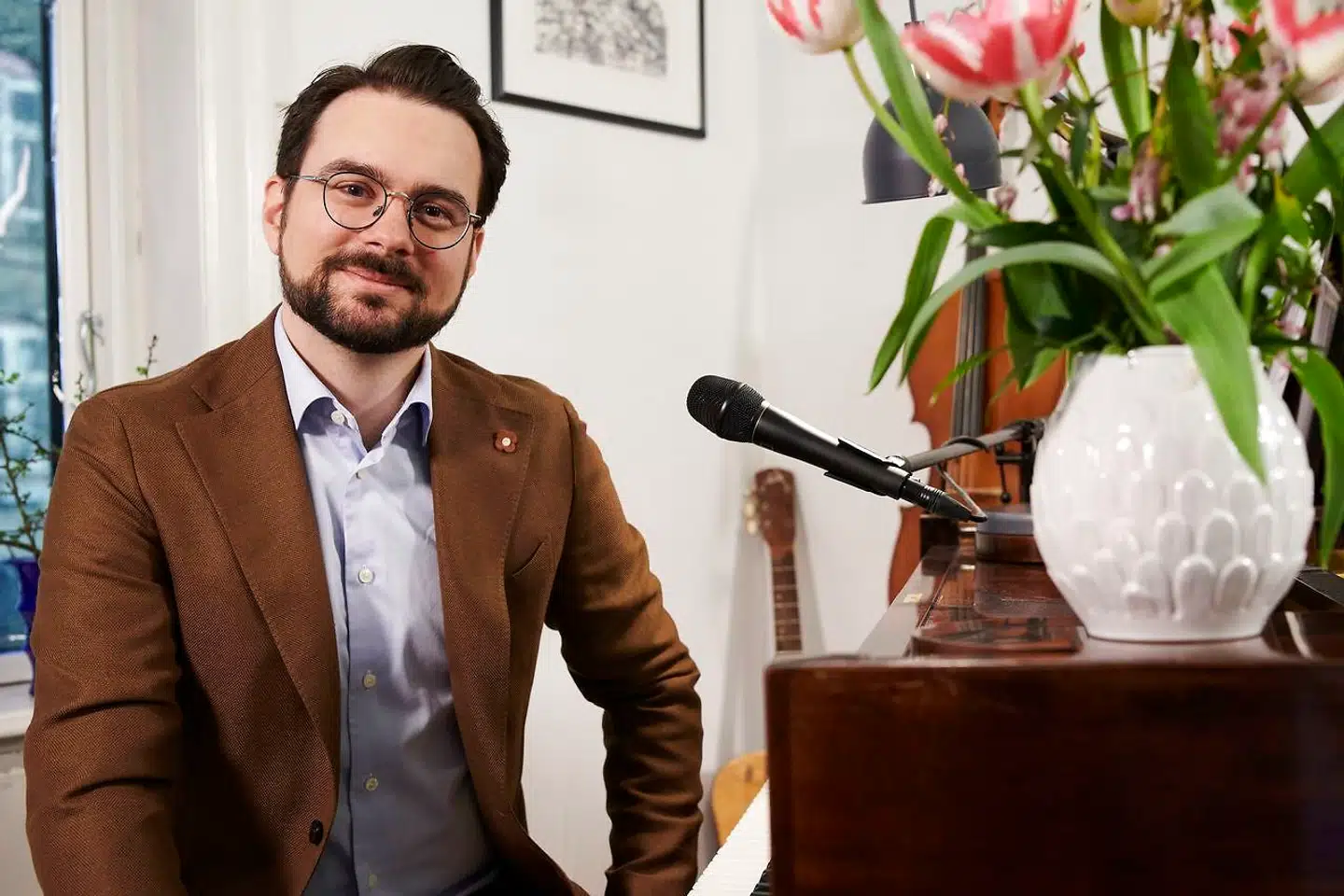 »Det er lige præcis det, vi har brug for lige nu, det hjælper på ensomheden og letter hjertet. Tak, tak, tak,« skriver Klavs Weis-Fogh om morgensangen på DR1 med Phillip Faber.