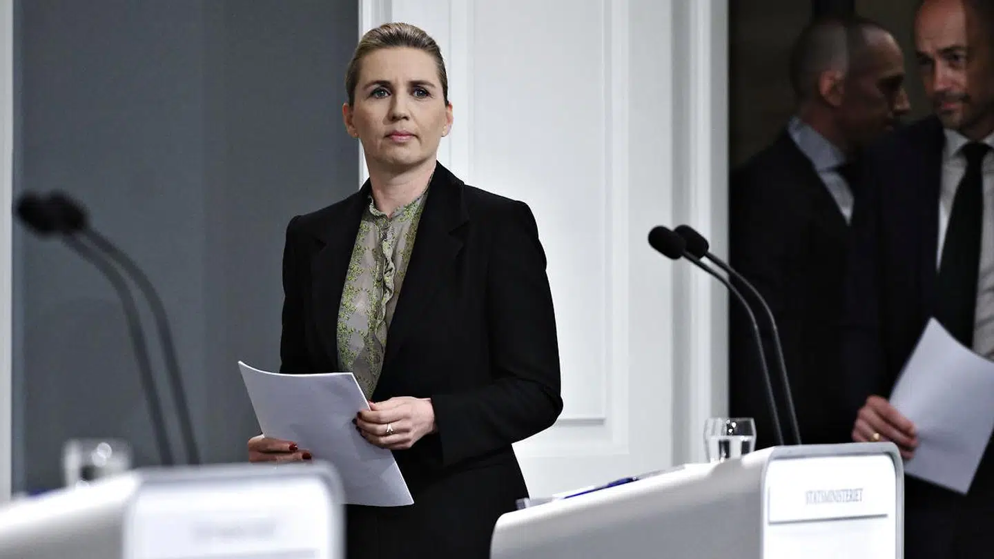 Statsminister Mette Frederiksen (S) og sundheds- og ældreminister Magnus Heunicke (S), da statsministeren afholdt pressemøde om covid-19 i Danmark i Spejlsalen i Statsministeriet mandag den 6. april 2020.