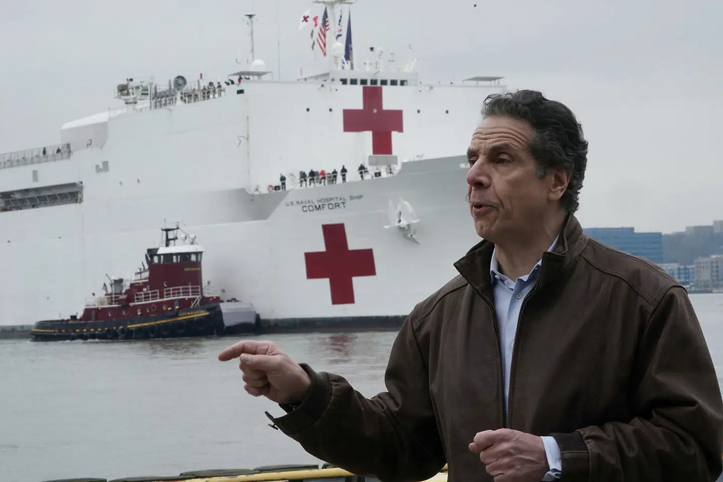 Andrew Cuomo, guvernør for staten New York, foran hospitalsskibet »Comfort«.