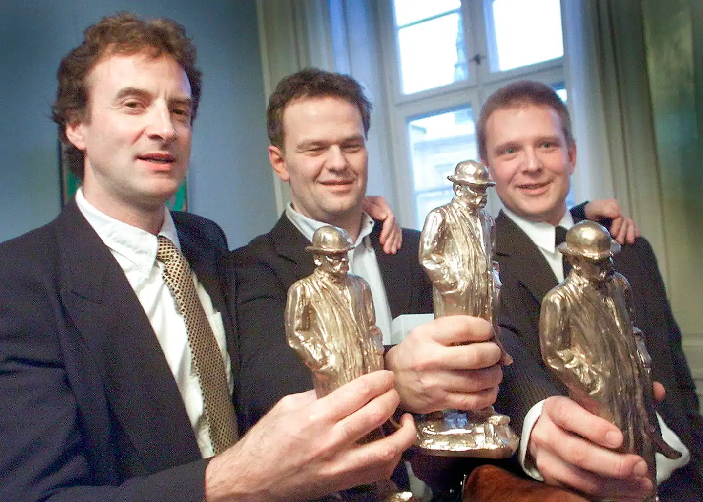 I 2000 modtog Jens Christian Hansen (tv.) Cavlingprisen for afsløringen af Den Danske Banks rolle i Hafnia-sagen sammen med kollegerne Søren Funch (i midten) og Erik Eisenberg.