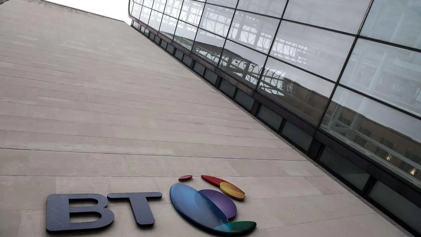 De ansatte i British Telecom, som er Storbritanniens største teleselskab, skal ikke frygte hverken fyringer eller hjemsendelse uden løn i de næste tre måneder som følge af coronakrisen, lover topchefen.