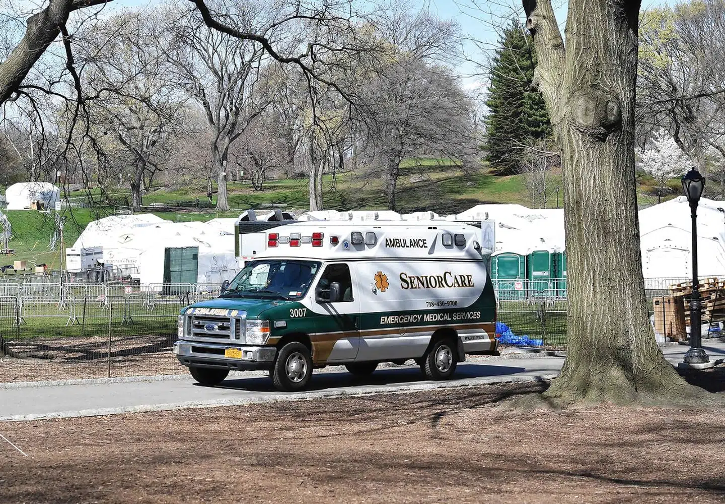 Et akut nødhospital er oprettet i New York berømte Central Park. Nu forbereder bystyret newyorkerne på, at der kan komme midlertidige grave i Central Park eller en anden af byens parker, da lighuse og ekstra kølevogne har svært ved at følge med.