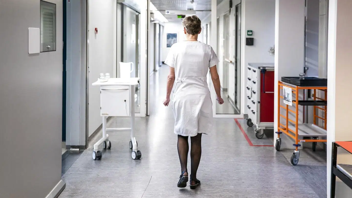 Ifølge en aktindsigt, som DR har fået, kommer tre regioner til at mangle 1.300 sygeplejersker, hvis udviklingen i smittetilfælde går den forkerte vej igen.