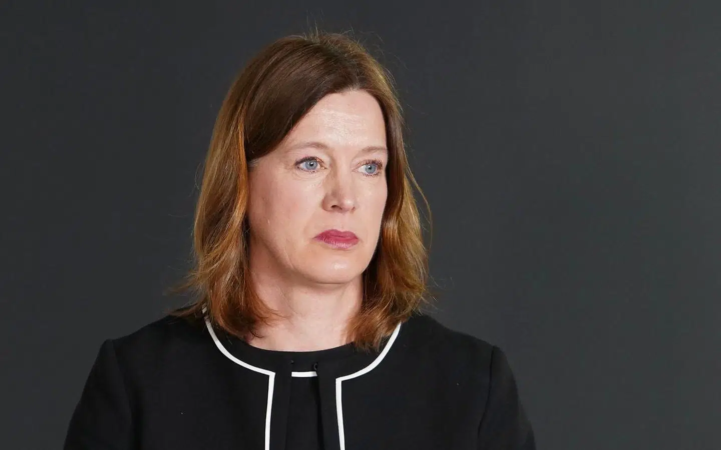 Catherine Calderwood trækker sig som øverste chef for Skotlands sundhedsmyndigheder efter at have brudt de regler, hun selv har været med til at bestemme.