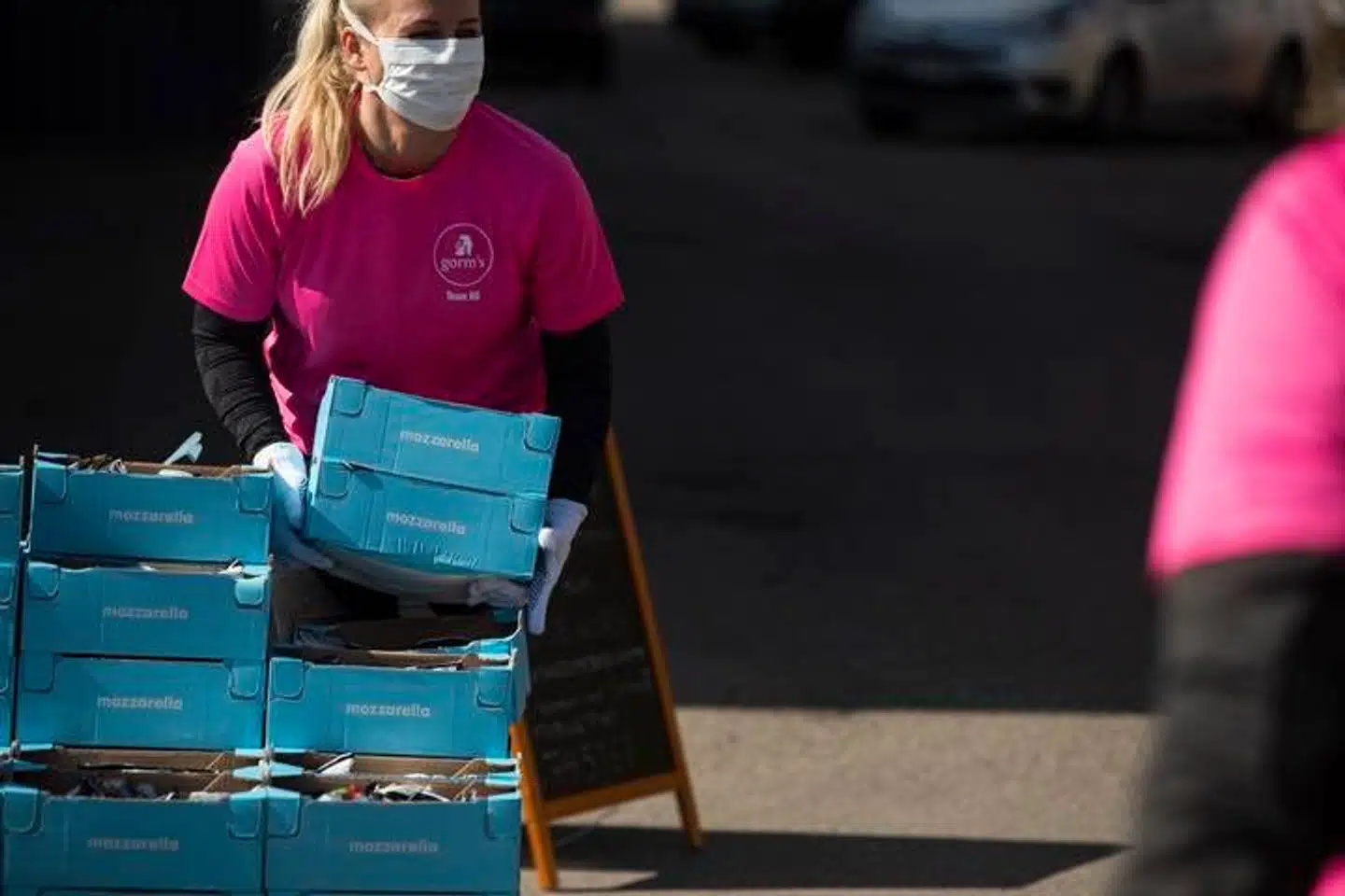 Der opstod lange køer i Herlev lørdag eftermiddag for at få fat på en kasse eller to med gratis ost. Osten stod over for destruktion.