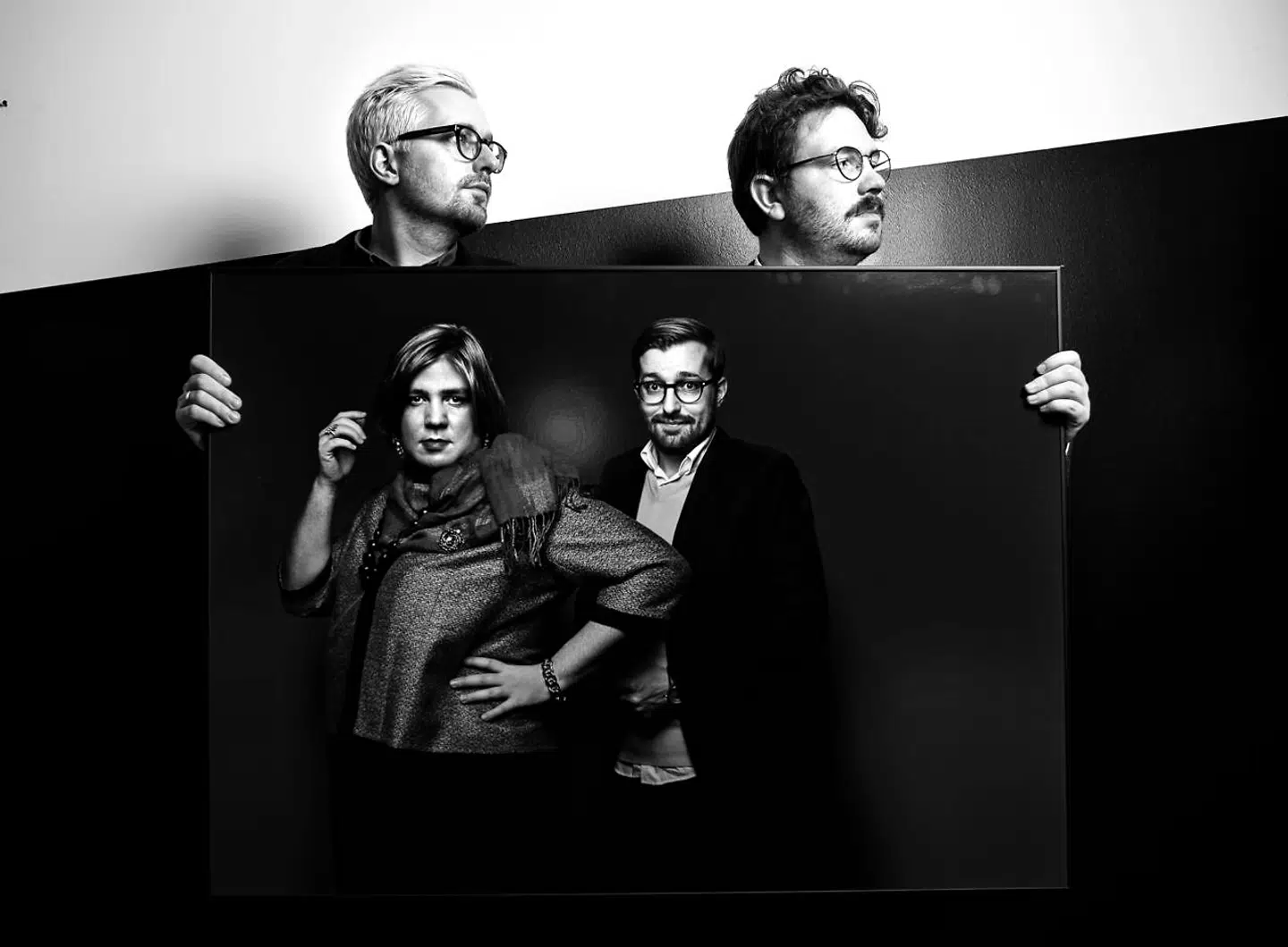 Federik Cilius og Rasmus Bruun har skrevet den fiktive figur Kirsten Birgit Schiøtz Kretz Hørsholm og hendes fiktive makker, Rasmus Brunns, biografi. Desværre er den, på nær enkelte lysglimt, ikke nogen stor oplevelse at læse fra ende til anden.