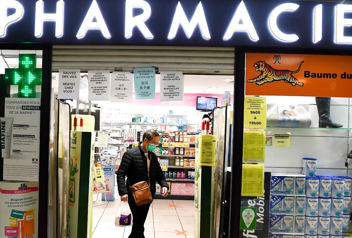 De franske apoteker er nogle af de få butikker, som er åbne. Derfor får apotekerne nu en rolle i kampen mod partnervold.