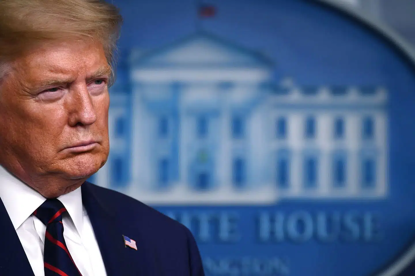 For få uger siden syntes USAs præsident, Donald Trump, at forsøge at tage alvoren ud af coronavirussen. Det gør han ikke længere.