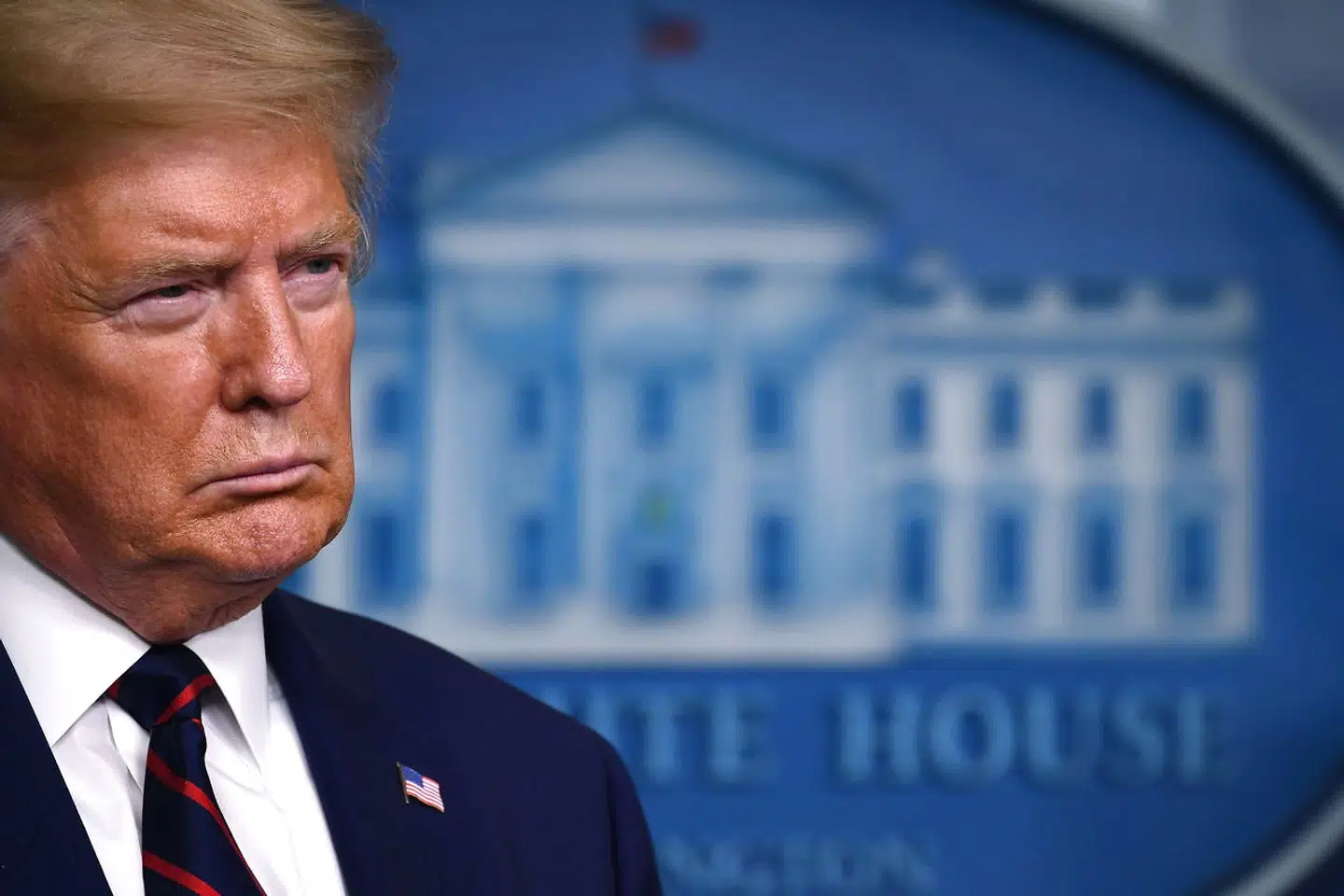 For få uger siden syntes USAs præsident, Donald Trump, at forsøge at tage alvoren ud af coronavirussen. Det gør han ikke længere.