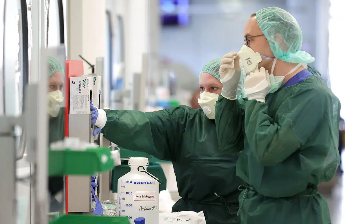 Læger gør klar til at behandle en fransk coronapatient, der blev overflyttet til et tysk hospital i Essen i går. Frankrig oplevede i går et betydeligt fald i antallet af coronarelaterede dødsfald.