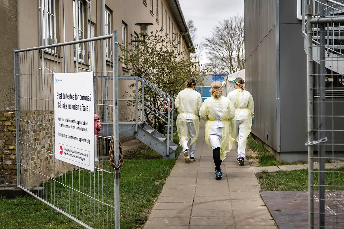 Arash Afshari, der er forskningsansvarlig overlæge for anæstesi- og operationsklinikken på Rigshospitalet, påpeger, at Danmark er meget afhængig af eksterne forsyninger af alt fra testudstyr til værnemidler, selv om det er varer, hvor forsyningssikkerheden typisk vil svigte i en pandemi.