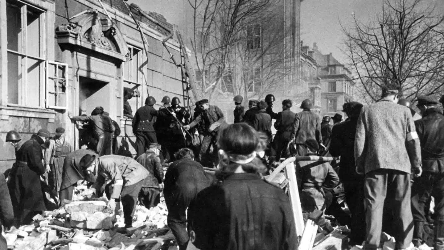 86 børn og 13 voksne omkom under bombardementet af Den Franske Skole. Her ses redningsmandskabet kort efter tragedien.