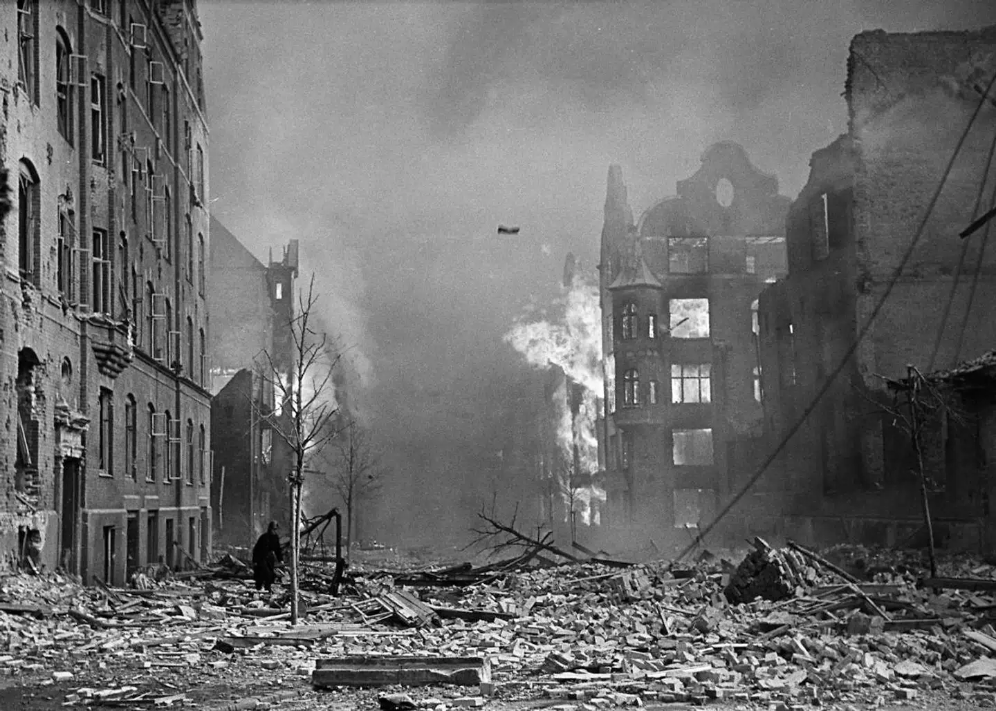 Kvarteret omkring Den Franske skole og Maglekildevej står i flammer efter bombardementet.