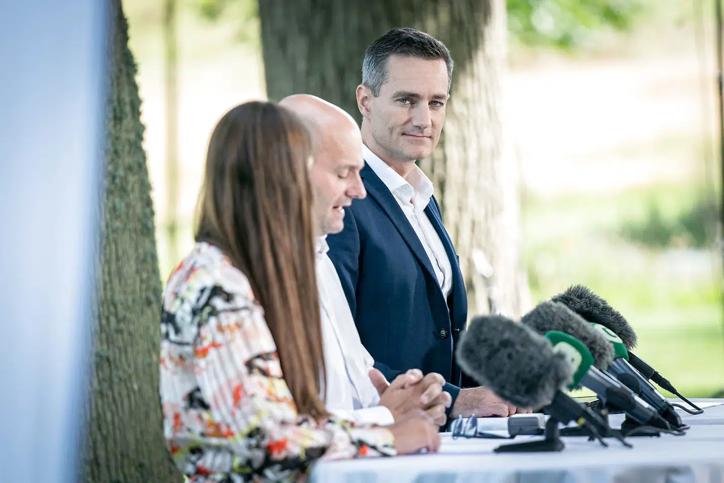 Rasmus Jarlov (t.h.) er ikke begejstret for Venstres forslag om at forbyde udbytte til aktionærer i virksomheder, der modtager meget støtte under krisen.