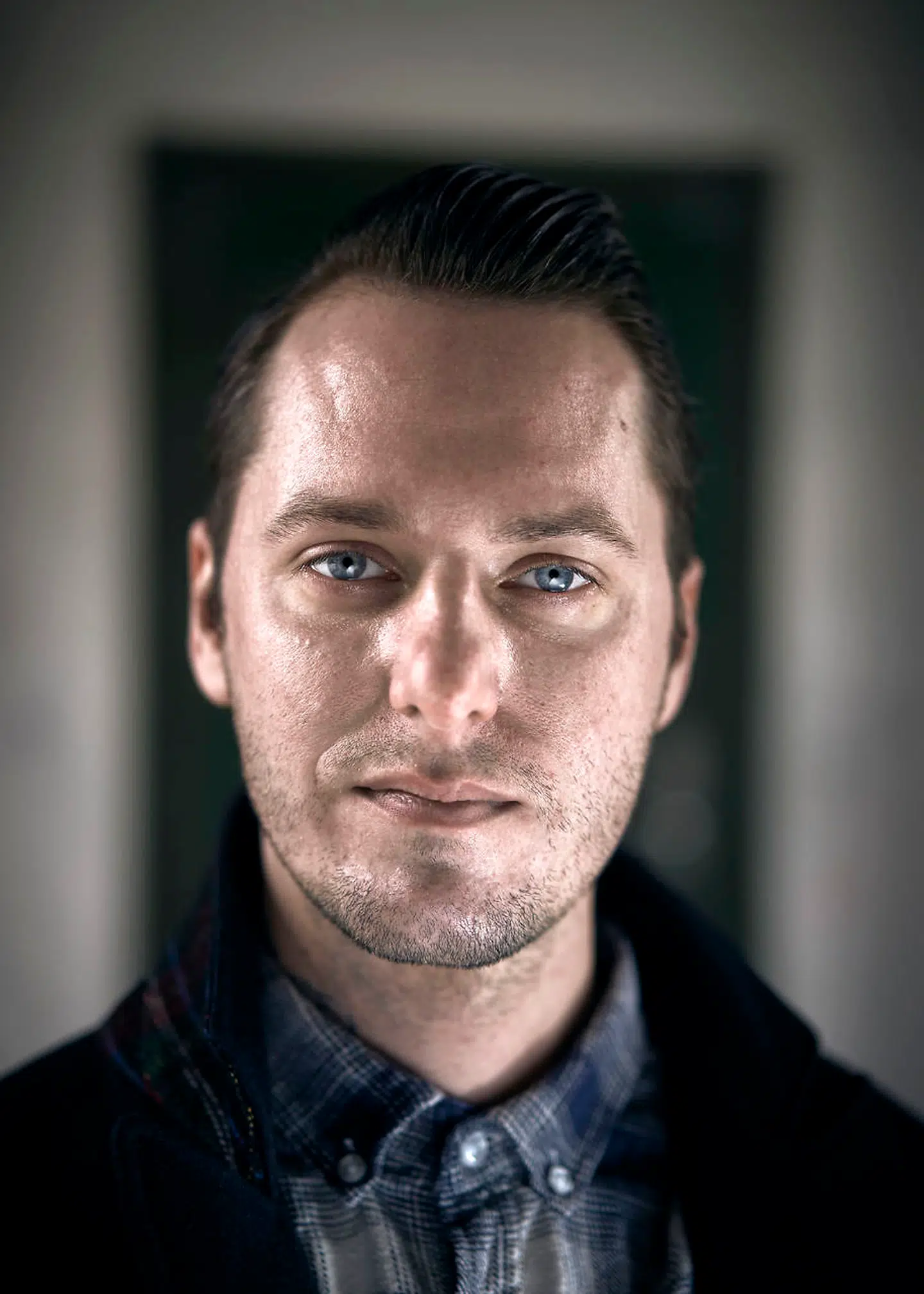 29-årige Mads Jürgensen bor alene på Amager. Han savner sin kone, som bor i Ukraine, og regner med at der går flere måneder, før de kan ses igen.