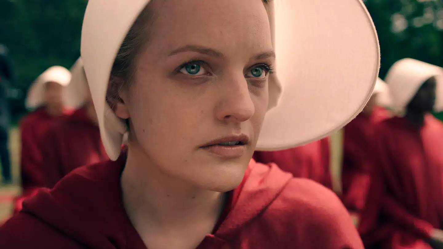 Elisabeth Moss spiller hovedrollen som Offred i serieversionen af Margaret Atwoods dystopiske »Tjenerindens fortælling«.