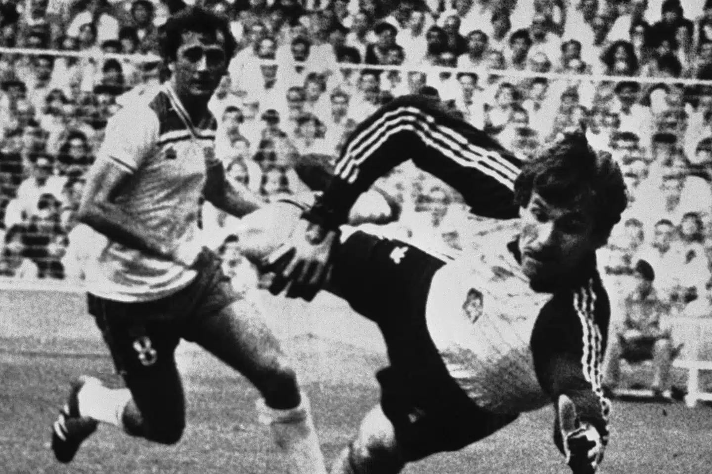 Trevor Francis (til venstre) er død. Han blev 69 år. Her er han i aktion for England ved VM i 1982. (Arkivfoto). Unknown/Ritzau Scanpix