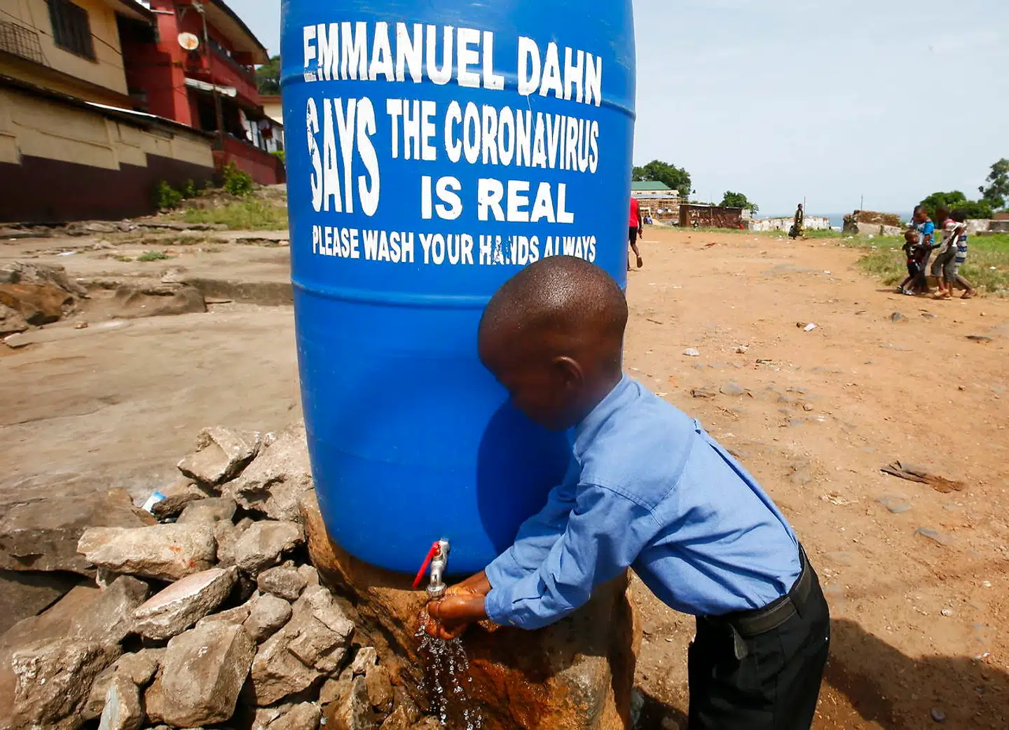 »Det er altafgørende, at vi husker at støtte de civilsamfundsorganisationer, som allerede er i gang. De er til stede lokalt, har netværket og kompetencerne til at hjælpe millioner af udsatte mennesker,« skriver Kari Øygard.