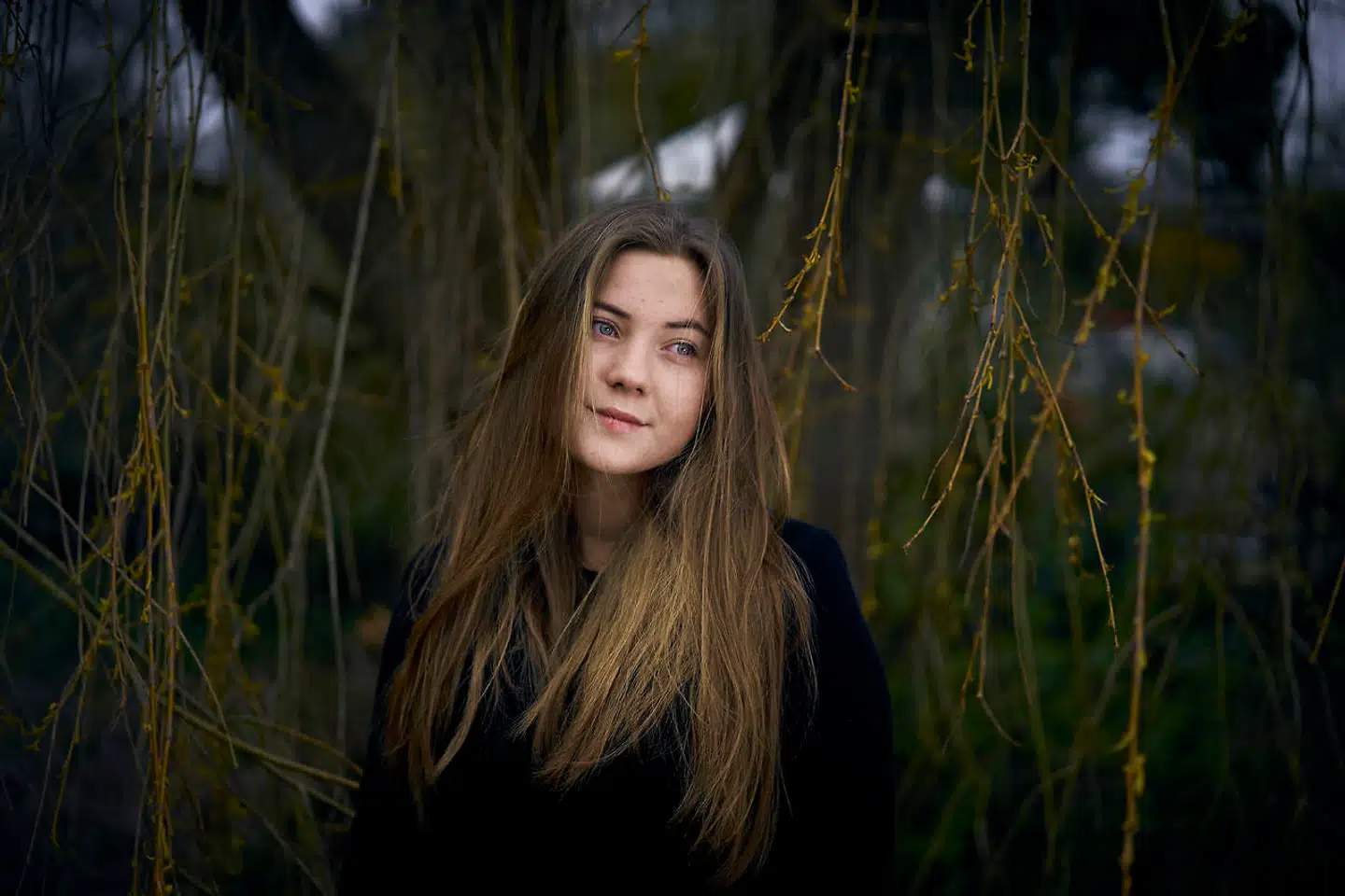 Hverdagen er vendt på hovedet for teenageren Caroline Ploug Frederiksen, der er vant til at ses med sine venner hele tiden. Hun savner skolen og det sociale liv. Lige om hjørnet venter afgangsprøverne, og det fylder hendes tanker meget i øjeblikket.