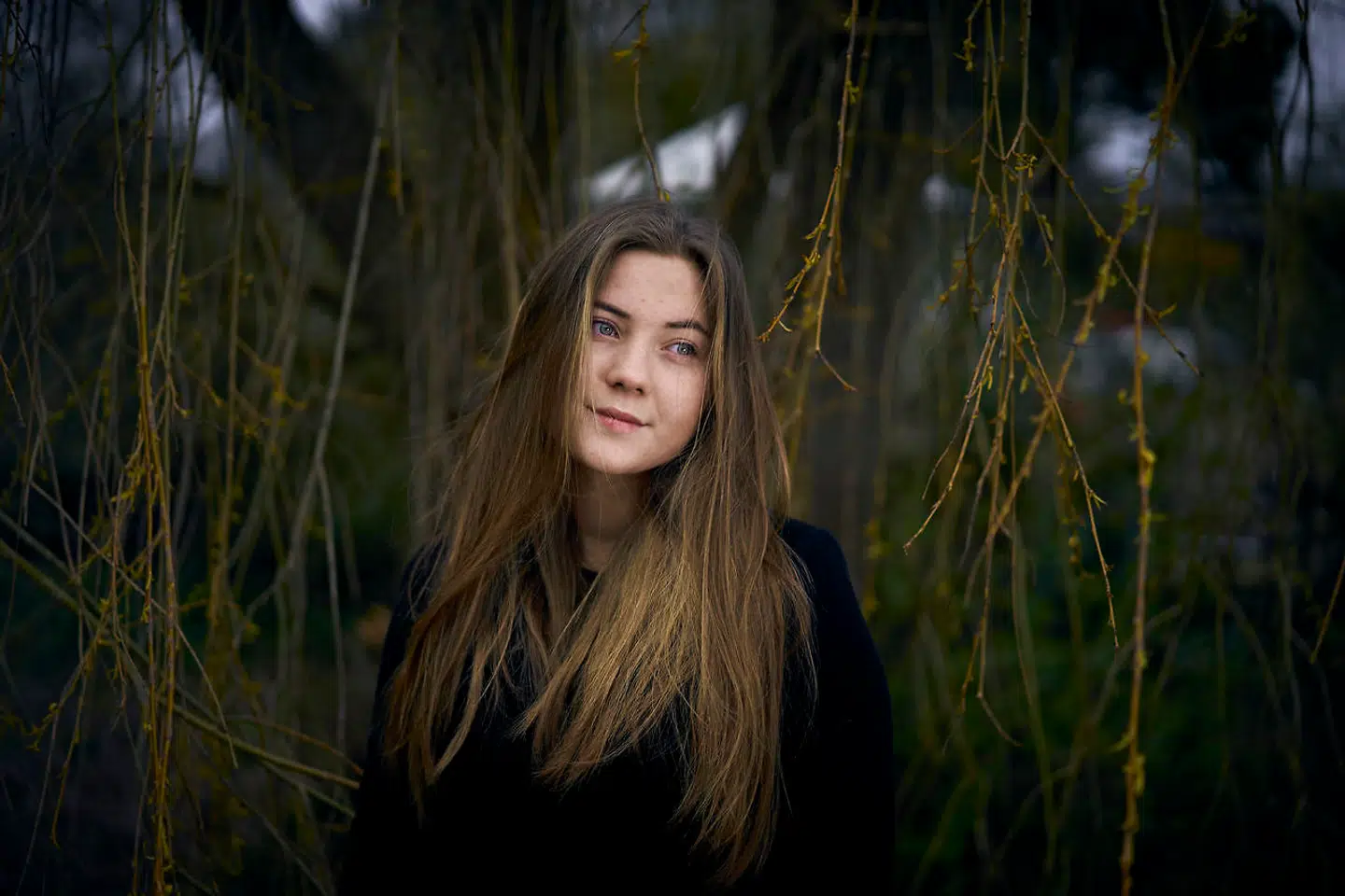 Hverdagen er vendt på hovedet for teenageren Caroline Ploug Frederiksen, der er vant til at ses med sine venner hele tiden. Hun savner skolen og det sociale liv. Lige om hjørnet venter afgangsprøverne, og det fylder hendes tanker meget i øjeblikket.