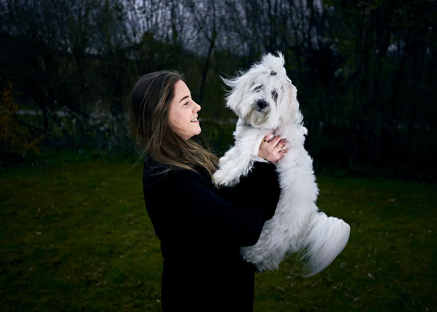 »Jeg vil helst op til eksamen i stedet for bare at få en standpunktskarakter. Vi får ikke øvet os til fremtiden, hvis vi ikke prøver en eksamen,« siger 15-årige Caroline Ploug Frederiksen, der her er ude at gå tur med sin hund.