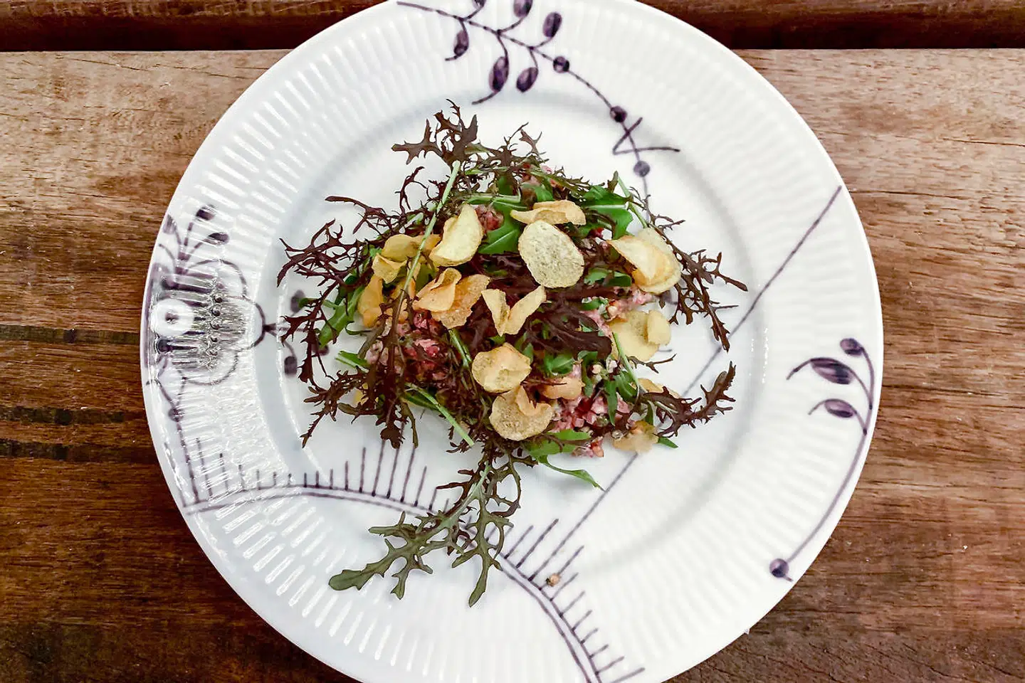 Tataren, som gemmer sig under kartoffelchips og salater, var rørt med store mængder sennep.