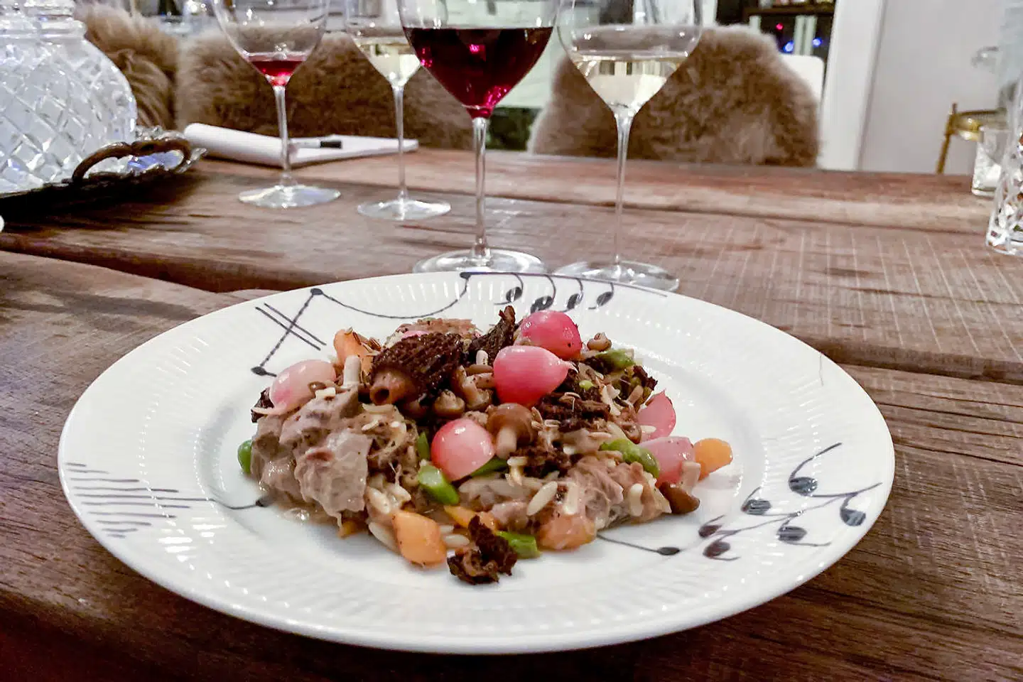 Ragout af lam smukt toppet morkler og minimajroer.
