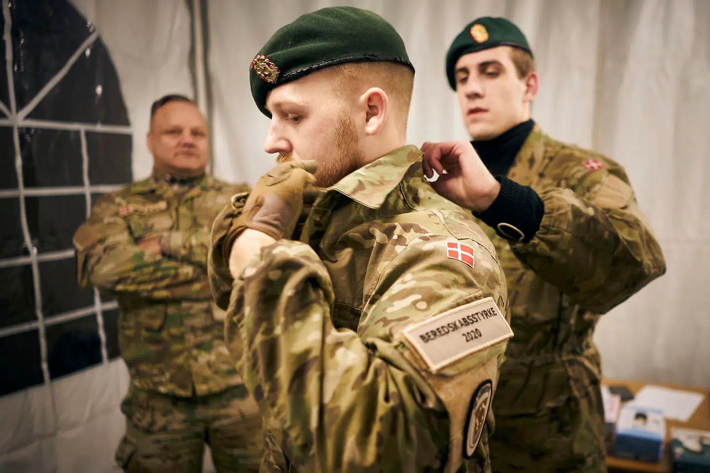 30-årige Kasper Colbert Jacobsen får en hjælpende hånd, inden de skal tage imod passagererne. Det er vigtigt at se ordentlig ud, lyder det.