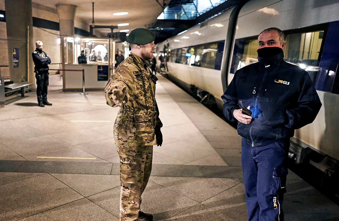 Indtil videre har Kasper Colbert Jacobsen ikke oplevet nogen problemer på sine nattevagter. Folk opfører sig ordentlig og hører efter.