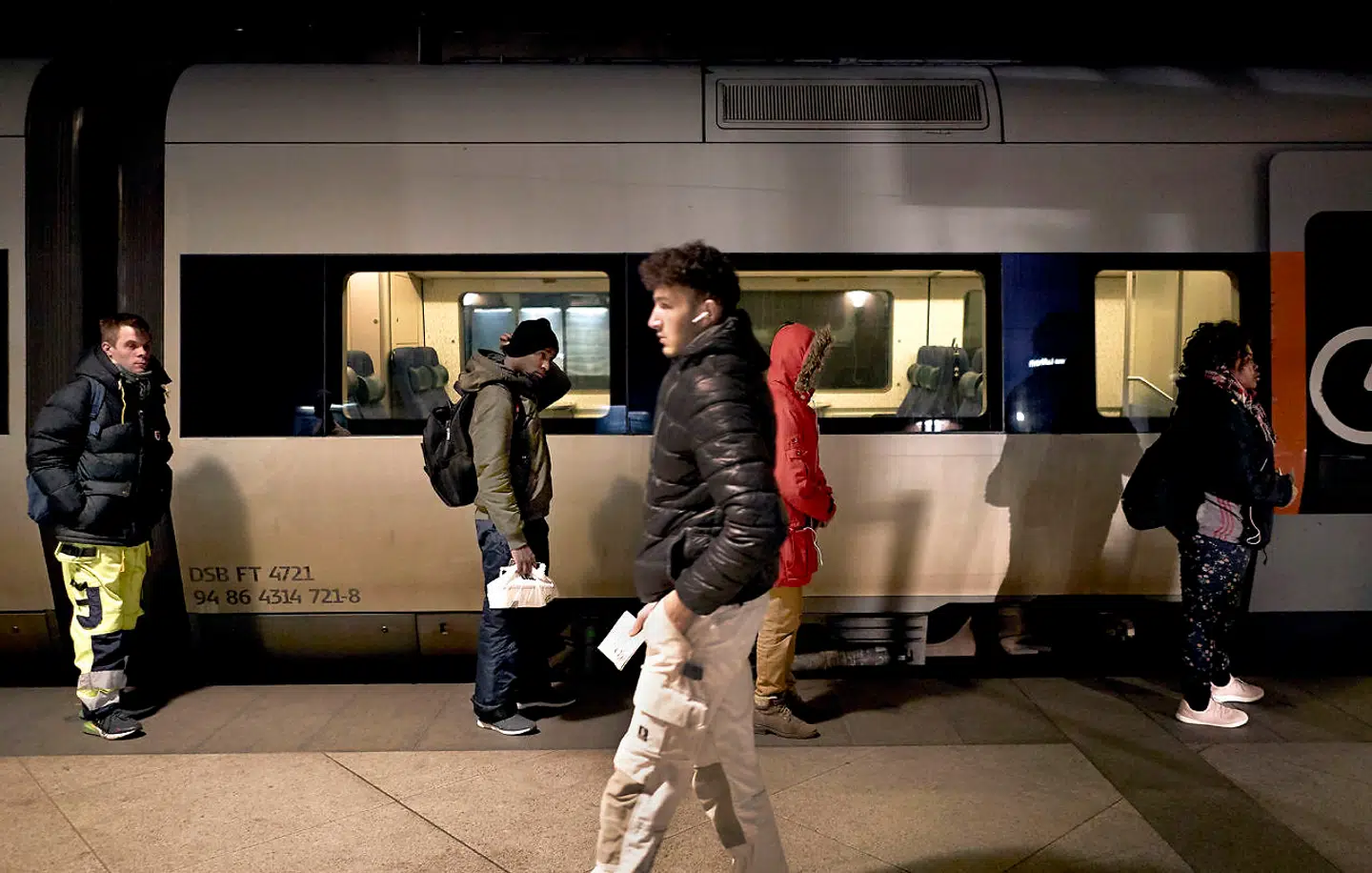 Om natten – og tidlig morgen – ankommer der én gang i timen et tog fra Sverige. Her skal frivillige fra hjemmeværnet tage imod passagererne og sørge for, at folk holder afstand.