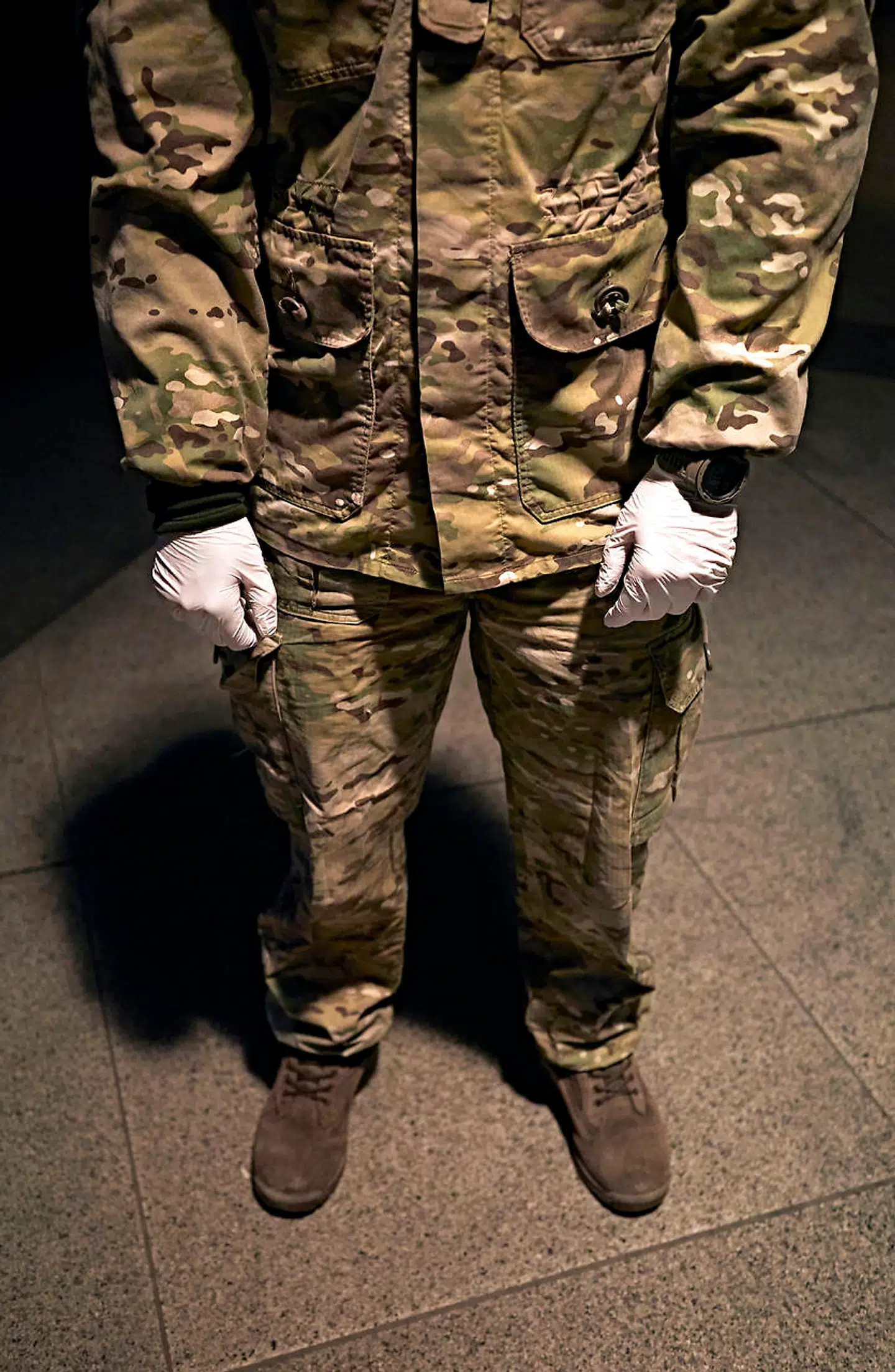 Når folk er stået af toget, skal en frivillig fra hjemmeværnet iføre sig gummihandsker, inden han eller hun tjekker toget for passagerer.