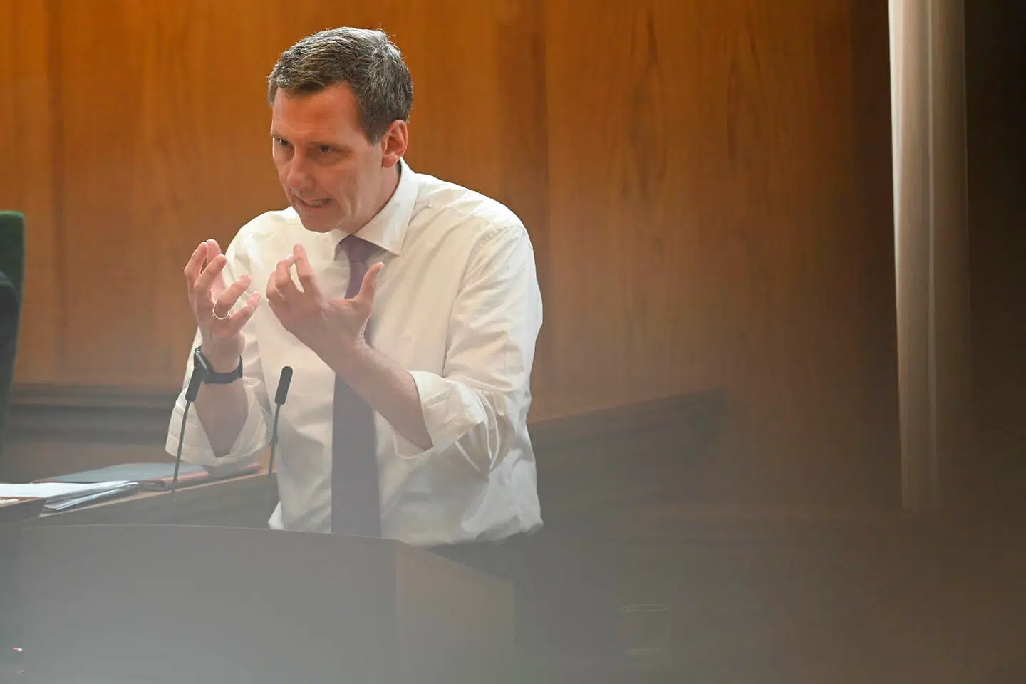 »Folketinget har fundet den store hammer frem og svunget dem over for dem, der snyder og svindler,« sagde justitsminister Nick Hækkerup (S) om et lovforslag, der torsdag blev vedtaget af et politisk flertal. To af regeringens støttepartier bakkede dog ikke op.