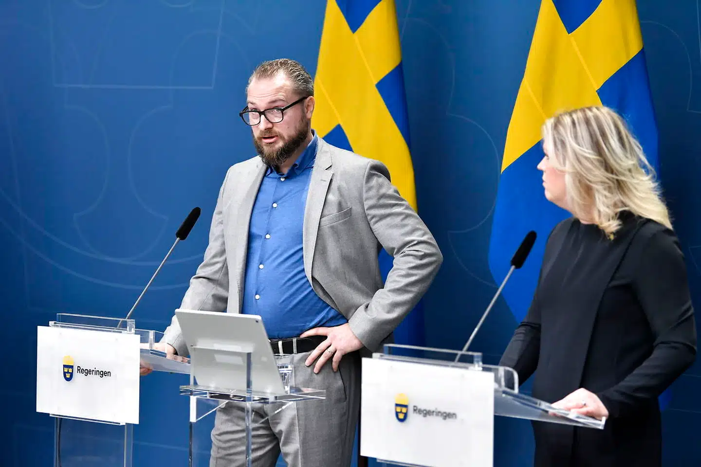 Sverige medler om 43 døde det seneste døgn. På billedet ses socialminister Lena Hallengren (S) og Jonas Nykvist fra virksomheden Dräger, der er førende inden for medicinal- og sikkerhedsteknologi.