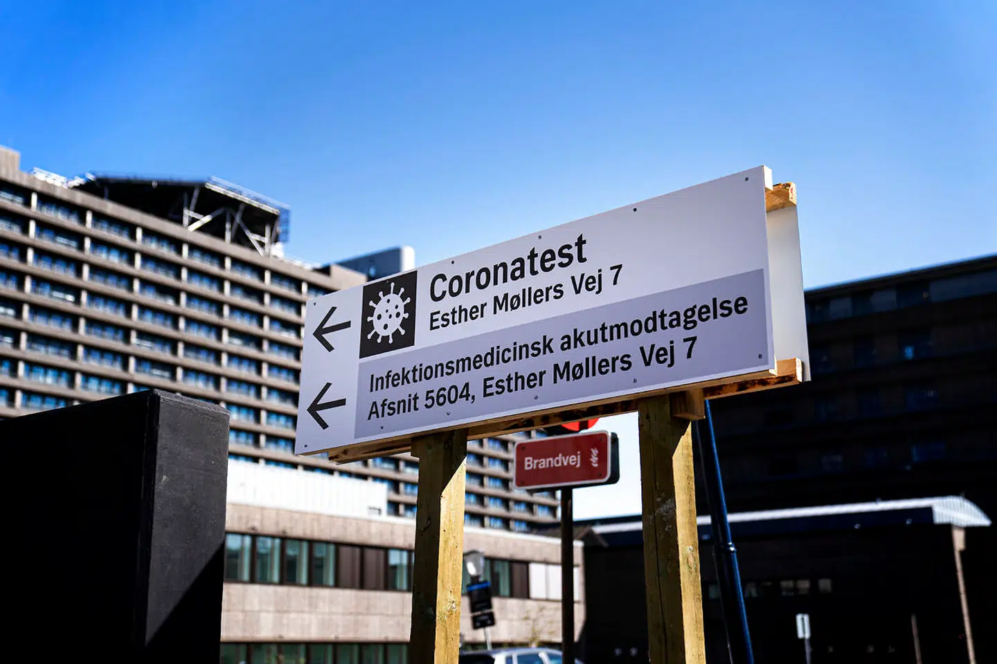 Der er åbnet for coronatest på flere af landets hospitaler. Rigshospitalet har endda åbnet et hospitalsafsnit udelukkende til coronapatienter.
