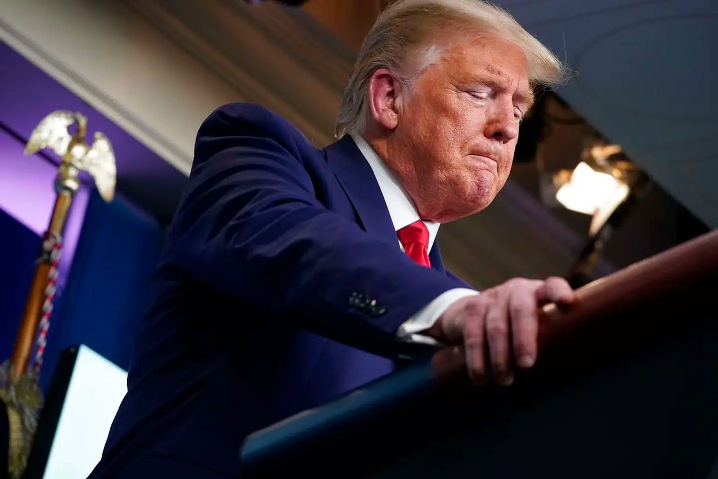 Donald Trump anerkender nu endelig, at coronavirussen er dybt alvorlig. På tre dage er dødstallet i USA tredoblet til næsten 5.000.