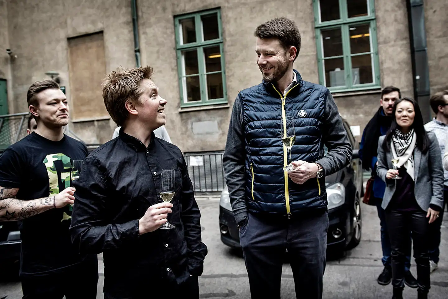 Der var glæde og højt humør, da AOC i 2015 fejrede Michelin-stjerne nummer to med champagne i gården ved restauranten. Her køkkenchef Søren Selin i selskab med ejer og restaurantchef Christian Aarø Mortensen.