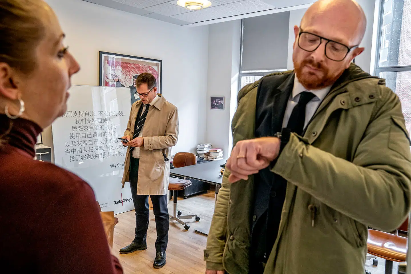 Radio24syv lukker og slukker. Sidste dag hvor de sender. Radio24syvs kanalchefer Mikael Bertelsen og Mads Brügger på vej ud at få frokost. Arkiv